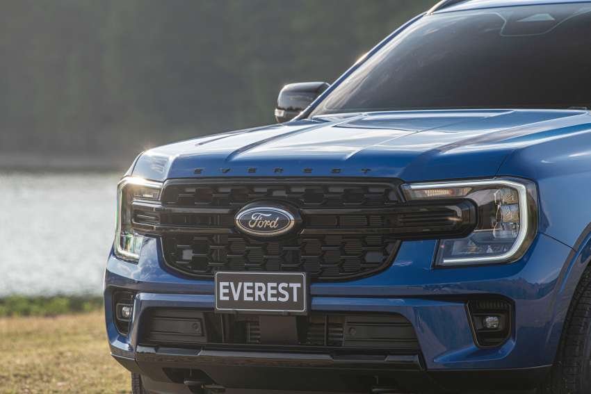 lưới tản nhiệt xe Ford Everest 2022.