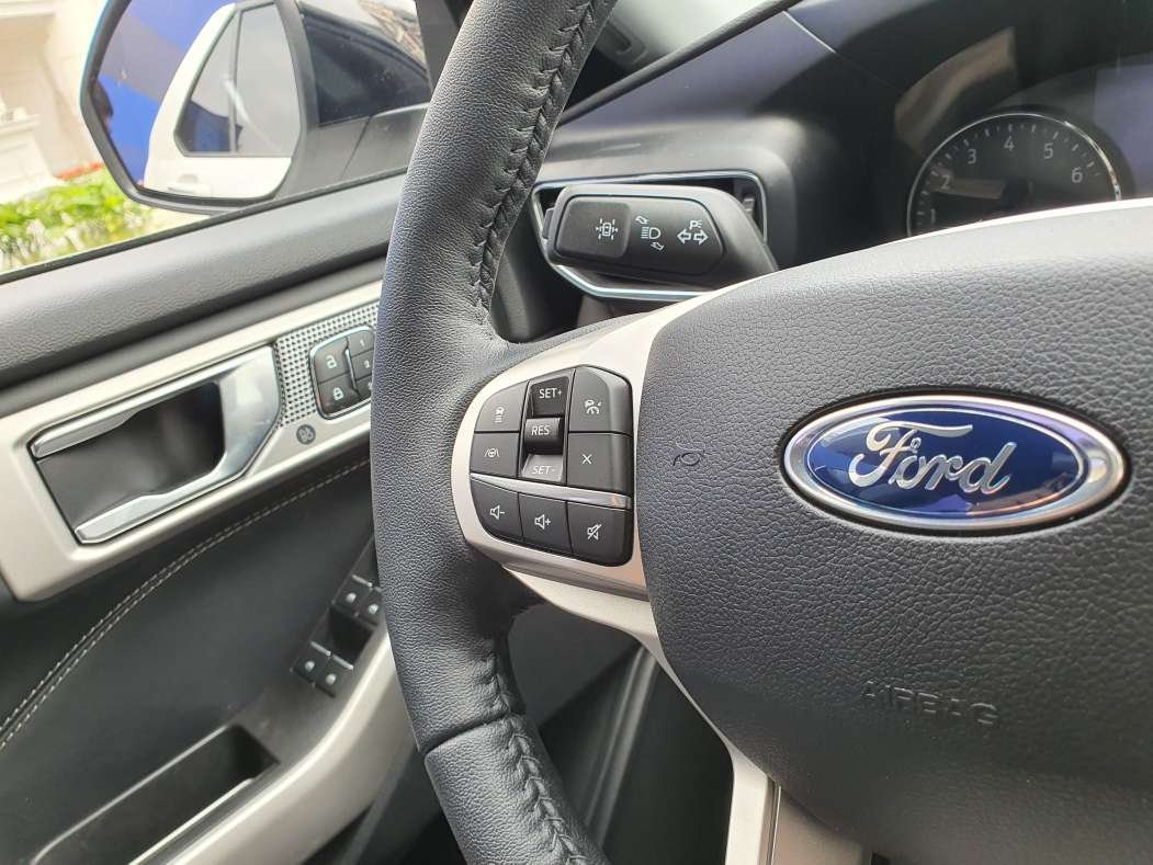 nút bấm trên vô-lăng xe Ford Explorer 2022.