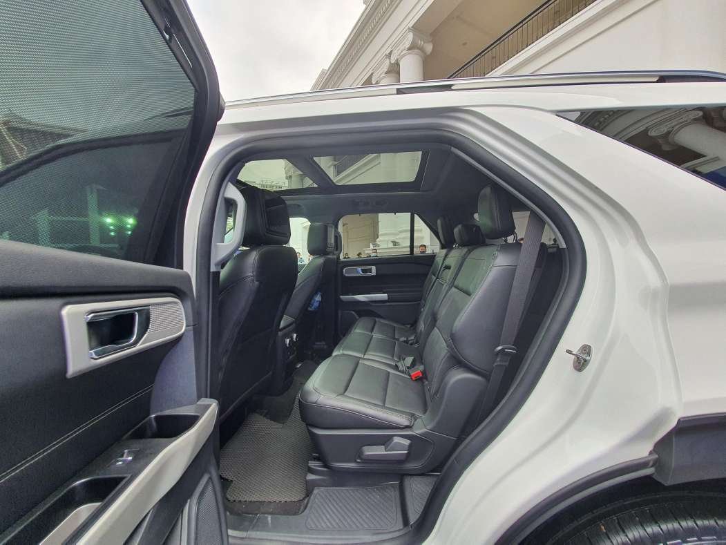 hàng ghế thứ 2 của xe Ford Explorer 2022.